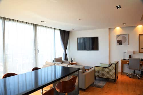 Apartment Suite | Living area | 43-inch Smart TV with satellite channels, TV, printers