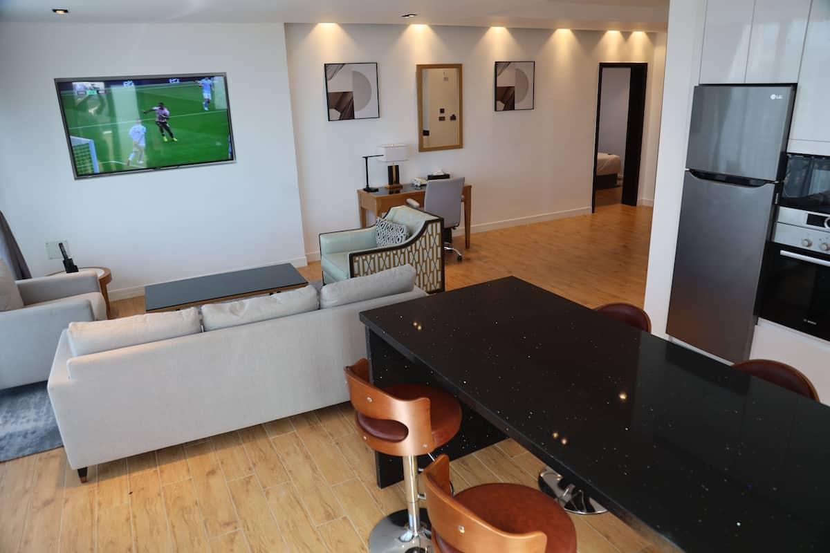 Apartment Suite | Két bảo mật tại phòng, bàn, khu vực làm việc phù hợp cho laptop 