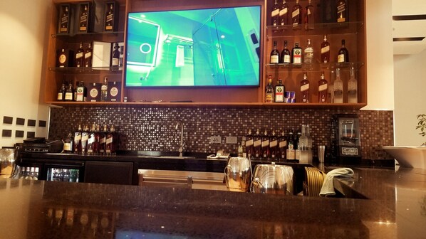 2 Bars/Lounges