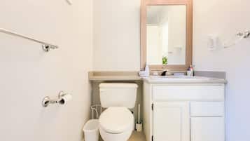 Quarto casal standard | Banheiro | Chuveiro, secador de cabelo (mediante solicitação), roupões de banho