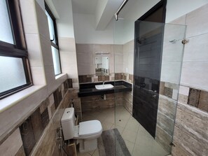 Dusche, Haartrockner, Handtücher, Seife