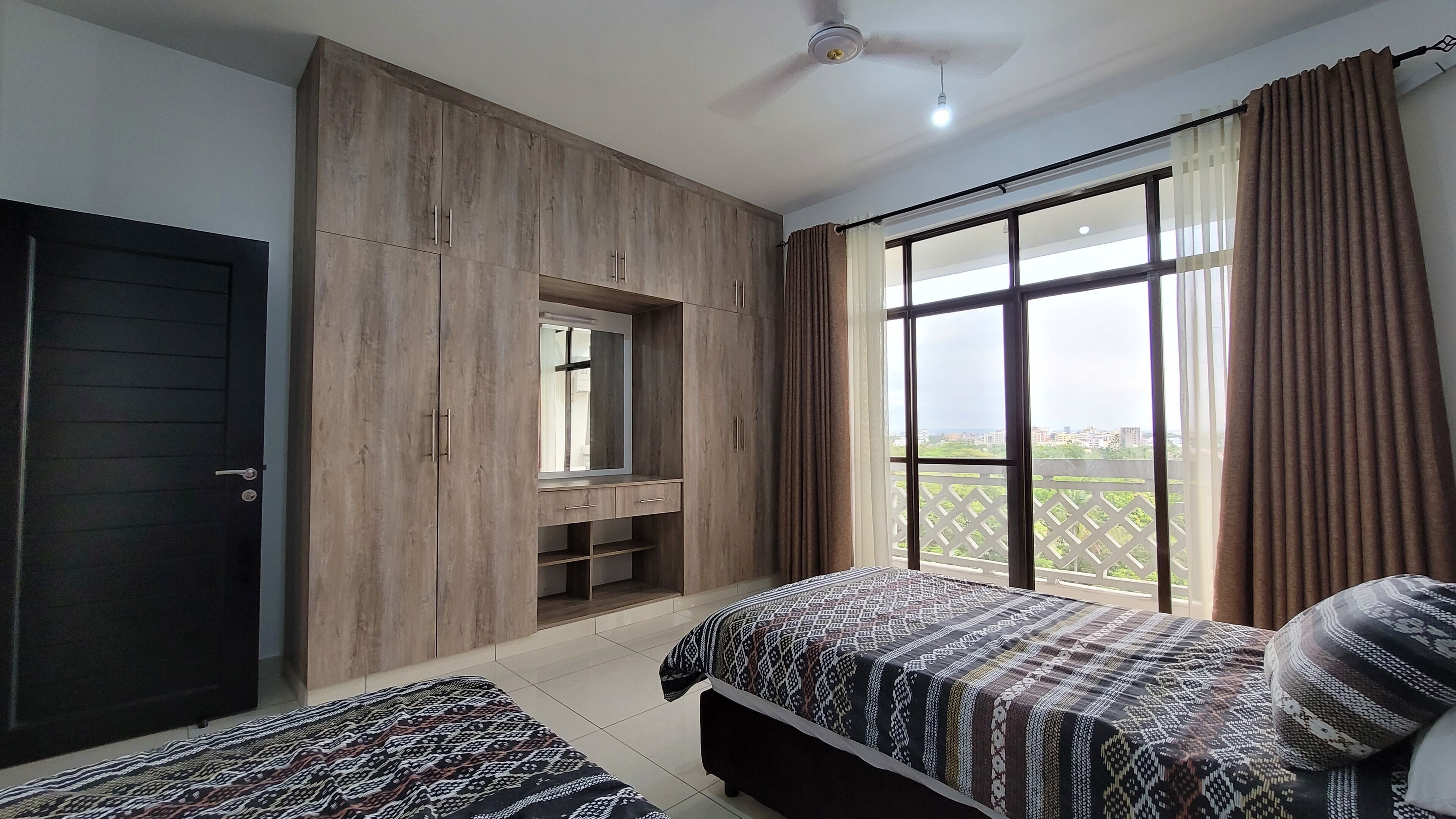 3 عدّة غرف نوم ومكواة/لوح كي وواي فاي مجانًا وملاءات أسرّة