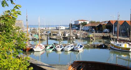 At the foot of the Ile d'Oléron bridge quiet villa not overlooked private parking