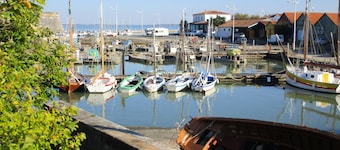 At the foot of the Ile d'Oléron bridge quiet villa not overlooked private parking