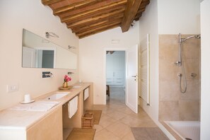 Douche, sèche-cheveux, bidet, serviettes fournies
