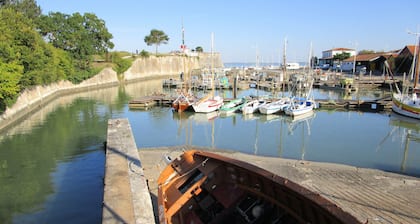 At the foot of the Ile d'Oléron bridge quiet villa not overlooked private parking