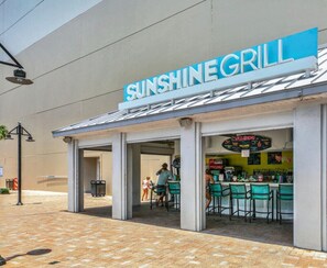 Restaurant Sunshine Grill met terras en een duidelijk zichtbaar menubord.