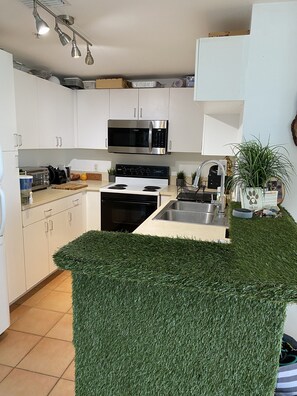 Refrigerador, microondas, parrilla de estufa y cafetera y tetera 