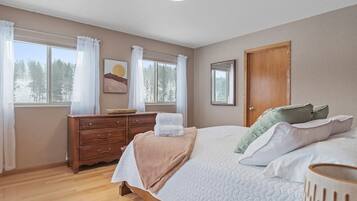 4 bedrooms, desk, iron/ironing board, travel crib