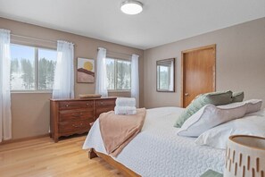 4 makuuhuonetta, työpöytä, silitysrauta/-lauta, vauvan matkasänky