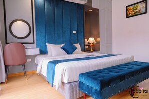 Junior Double Room | Meja, ruang kerja komputer riba, langsir/tirai gelap terus 