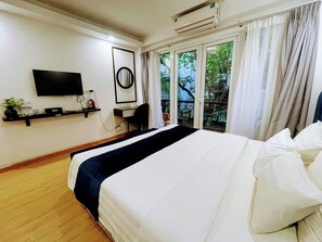 Junior Double Room | Meja, ruang kerja komputer riba, langsir/tirai gelap terus 