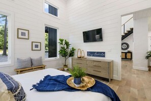 4 bedrooms, iron/ironing board, WiFi, bed sheets