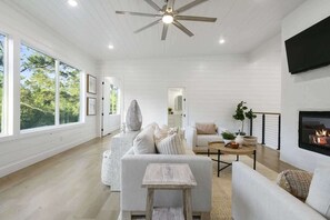 Téléviseur, foyer, jeux vidéo, bureau