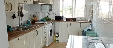 Réfrigérateur, micro-ondes, plaque de cuisson, cafetière/bouilloire