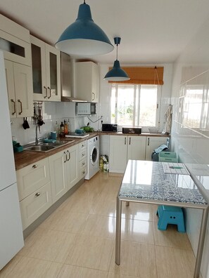 Køleskab, mikrobølgeovn, kogeplade, kaffe-/temaskine