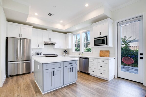 Kühlschrank, Mikrowelle, Ofen, Herdplatte