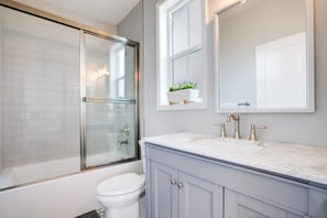 Ensemble douche/baignoire, sèche-cheveux, serviettes fournies