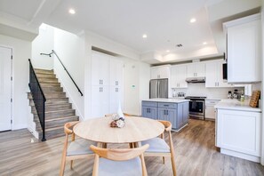 Fridge, microwave, oven, stovetop - Lux Retreat 3B3.5B|ConvCtr/HRC/Caltech/RoseBowl (Pasadena)