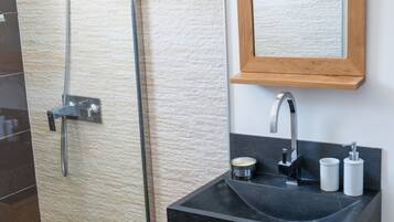 Douche, sèche-cheveux, papier toilette