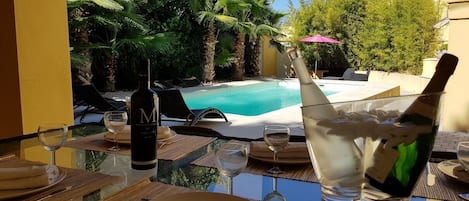 Una piscina al aire libre, una piscina climatizada