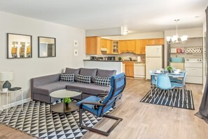 Smart TV, Netflix, books, streaming services - Modern & Spacious + UNC Vacation Rental (Chapel Hill)