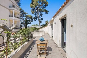 تناول الطعام بالخارج