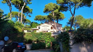 A house surrounded by tall trees and greenery. - Cap D'Antibes sea, swimming pool, 2 large terraces, nature and pines (Antibes)