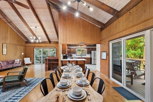 The Oculus - Huge Cabin with a Hot Tub!