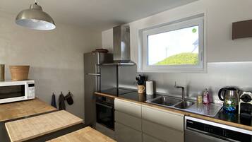 Een koelkast, een magnetron, een oven, een kookplaat