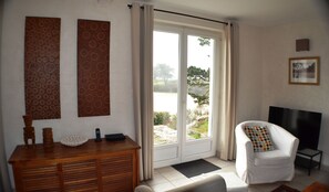 Fernseher, Kamin, DVD-Player, Bücher