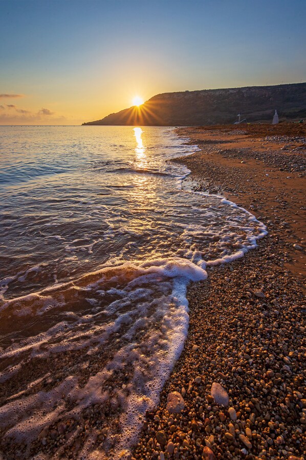 Playa en los alrededores, camastros, sombrillas y 2 bares en la playa 