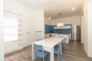 Dining - GuestHost - Elegant and cozy 185 sqm apartment that can accommodate up to 6 people located on the first floor of a building with a lift (you still have to climb some stairs). The property is located in the Cit Turin district, a 10-minute walk from Porta  (Torino)
