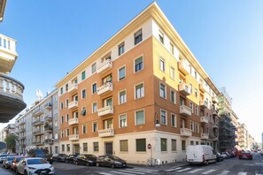 Exterior - GuestHost - Elegant and cozy 185 sqm apartment that can accommodate up to 6 people located on the first floor of a building with a lift (you still have to climb some stairs). The property is located in the Cit Turin district, a 10-minute walk from Porta  (Torino)