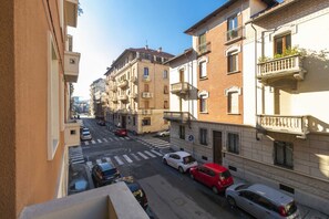 Balcony - GuestHost - Elegant and cozy 185 sqm apartment that can accommodate up to 6 people located on the first floor of a building with a lift (you still have to climb some stairs). The property is located in the Cit Turin district, a 10-minute walk from Porta  (Torino)