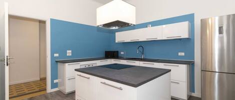 Køleskab, mikrobølgeovn, ovn, kogeplade