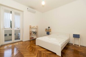 3 bedrooms, iron/ironing board, WiFi, bed sheets - GuestHost - Elegant and cozy 185 sqm apartment that can accommodate up to 6 people located on the first floor of a building with a lift (you still have to climb some stairs). The property is located in the Cit Turin district, a 10-minute walk from Porta  (Torino)