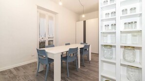 Eine moderne Küche mit weißen Schränken, einer weißen Arbeitsplatte und einem eingebauten Backofen.