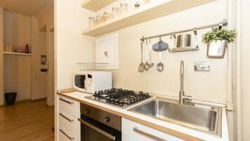 Frigorifero, piano cottura, pentole/stoviglie/utensili