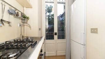 Refrigerador, placa de cocina, utensilios de cocina