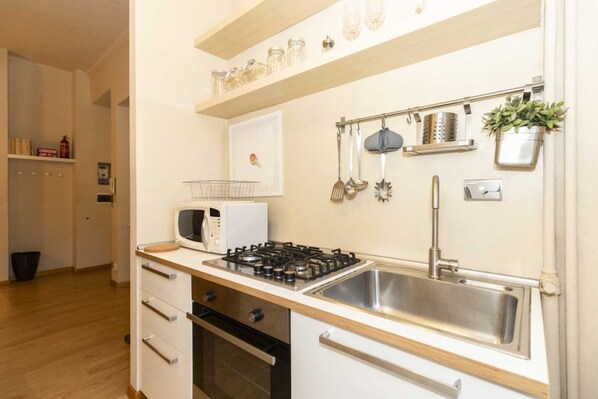 Fridge, stovetop, cookware/dishes/utensils - Our comfortable flat is located in the Campidoglio area, a characteristic glimpse in the heart of Turin with a flavor of other times.The accommodation is perfect for 3 guests and is equipped with every comfort: unlimited WiFi, equipped kitchen, washing m (Torino)