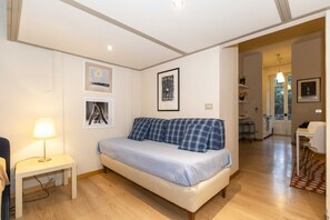 Living area - Our comfortable flat is located in the Campidoglio area, a characteristic glimpse in the heart of Turin with a flavor of other times.The accommodation is perfect for 3 guests and is equipped with every comfort: unlimited WiFi, equipped kitchen, washing m (Torino)