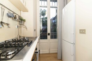 Fridge, stovetop, cookware/dishes/utensils - Our comfortable flat is located in the Campidoglio area, a characteristic glimpse in the heart of Turin with a flavor of other times.The accommodation is perfect for 3 guests and is equipped with every comfort: unlimited WiFi, equipped kitchen, washing m (Torino)