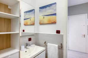 Douche, sèche-cheveux, bidet