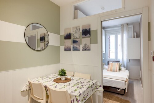 GuestHost - Quiet apartment, facing the interior, located on the third and top floor of a building without a lift (57 steps in total).In 35 square meters it comfortably accommodates 3 people.Riviera Mussato is an ancient medieval street in Padua: it surr