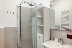 Douche, sĂšche-cheveux, bidet