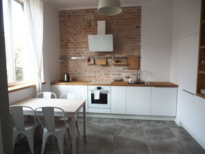 Kühlschrank, Esstisch