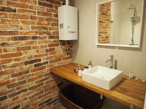 シャワー付き浴槽、ヘアドライヤー、タオル、石鹸