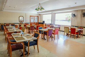 2 restaurants, breakfast, lunch served; local and international cuisine - Bell Hotel Sivakasi (Sivakasi)