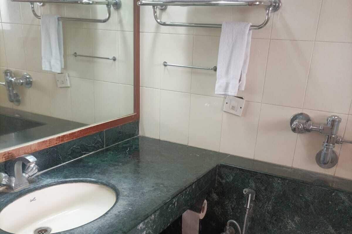 Quarto standard, 2 camas de solteiro | Banheiro | Chuveiro, chuveiro com efeito de chuva, produtos de toalete grátis